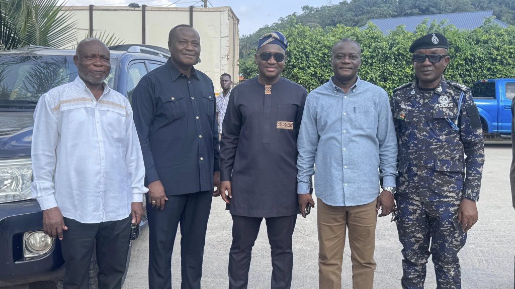 Read more about the article WESTERN REGIONAL MINISTER RAISES CONCERN OVER OVERLOADING AS REPAIRS PLANNED FOR AGONA NKWANTA–TARKWA ROAD